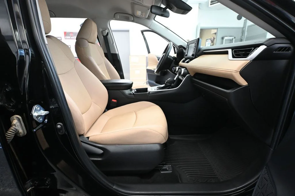 2022 Toyota RAV4 LE - Photo 44