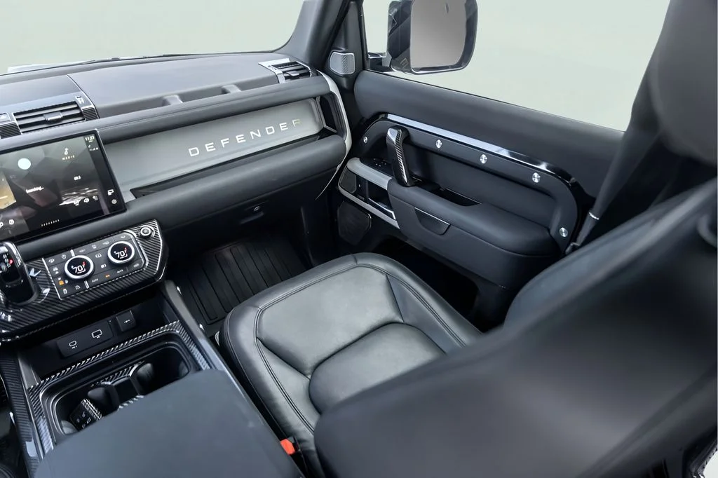Used 2023  Land Rover SE image 33