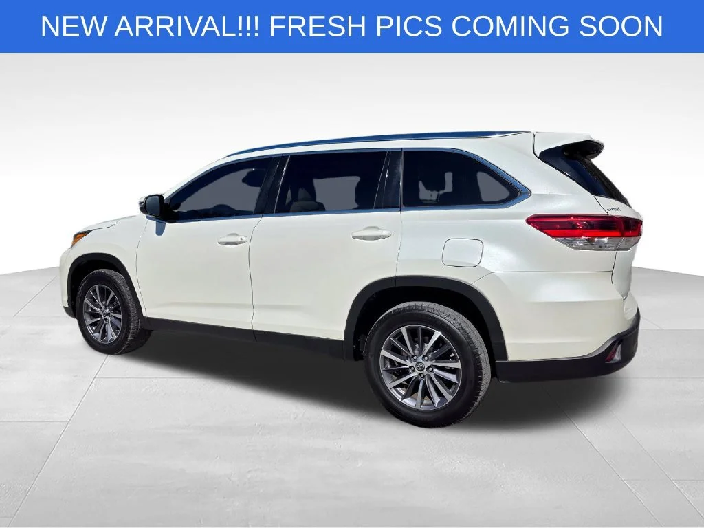Used 2019  Toyota SE image 4