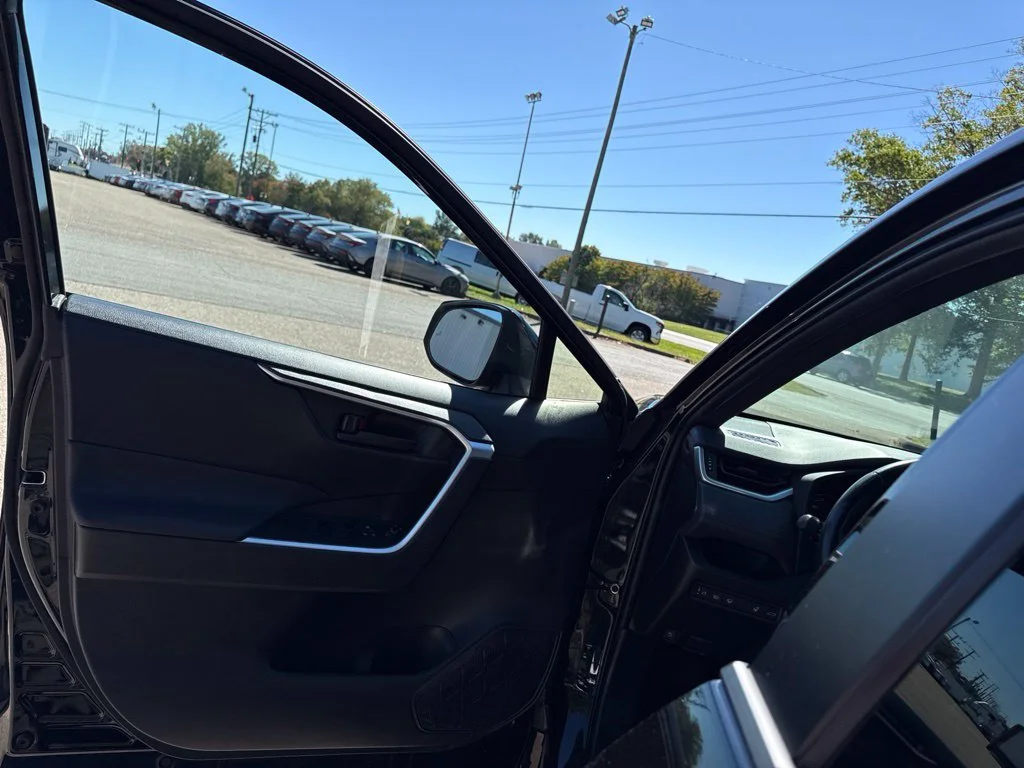 Used 2021  Toyota SE image 18