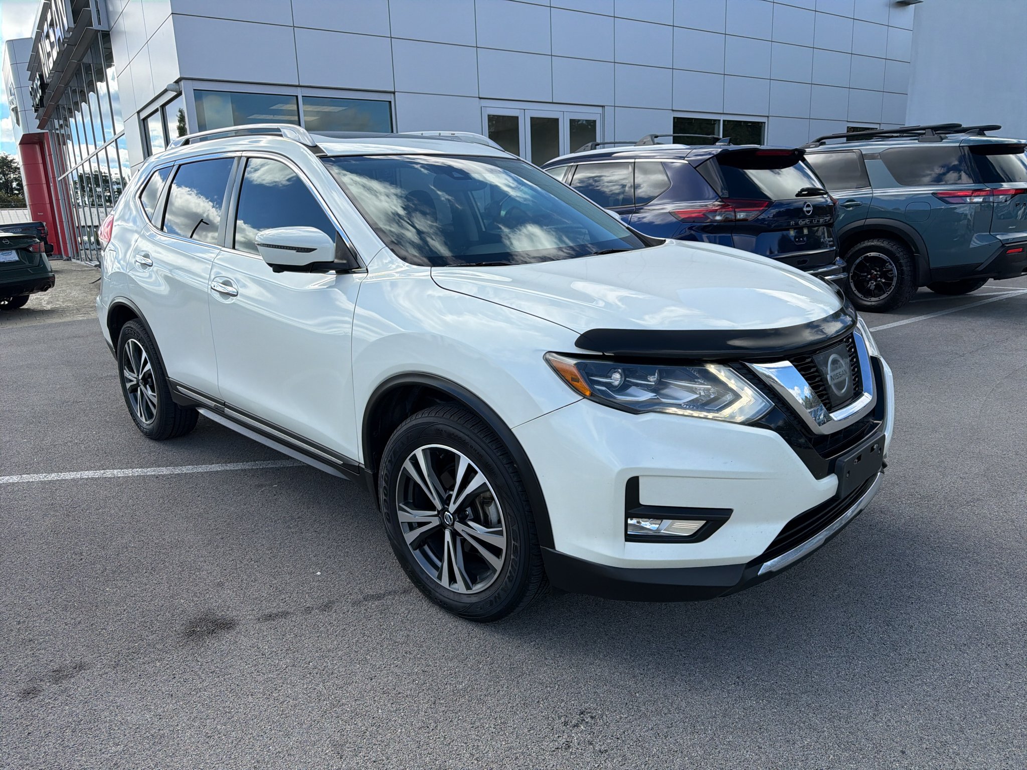 Used 2017 Pearl White Nissan SL image 5