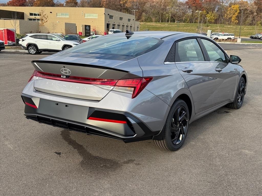 2026 Hyundai Elantra SEL Sport photo 3