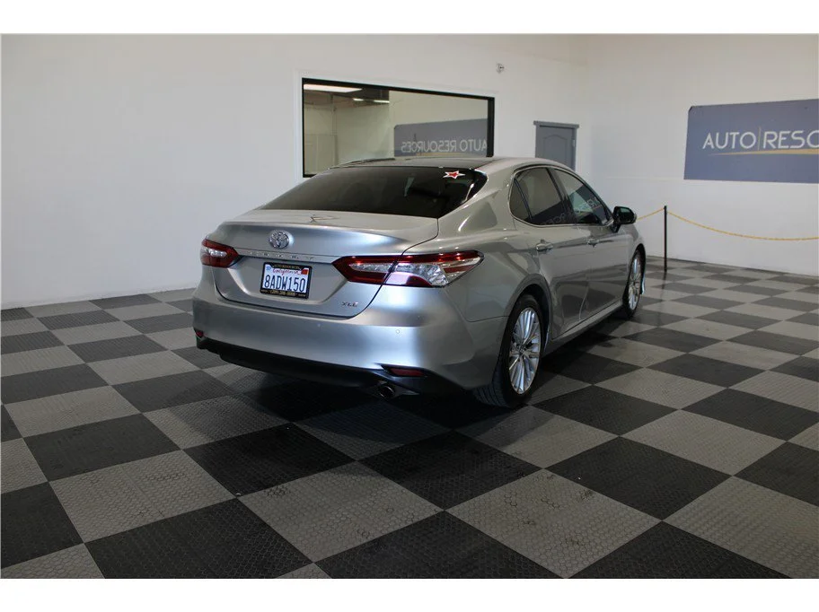 Used 2018 Silver Toyota XLE Sedan 4D image 6