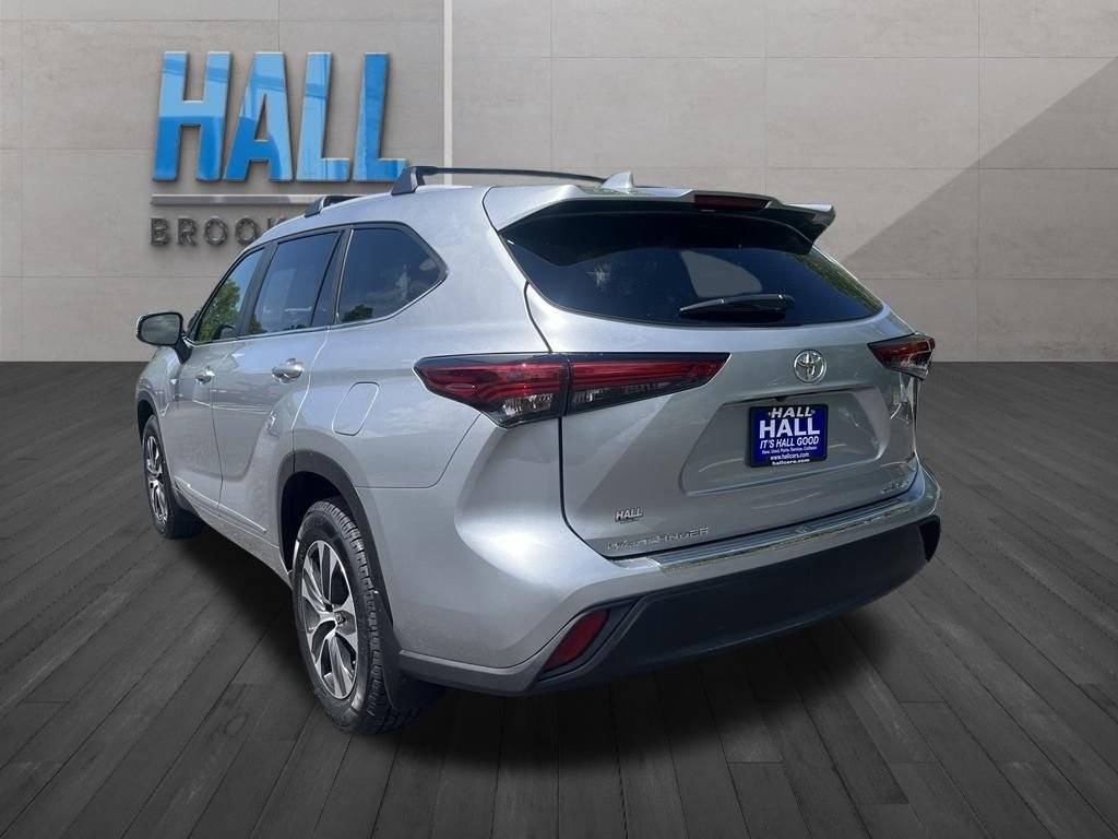 Used 2023 Silver Toyota XLE image 3
