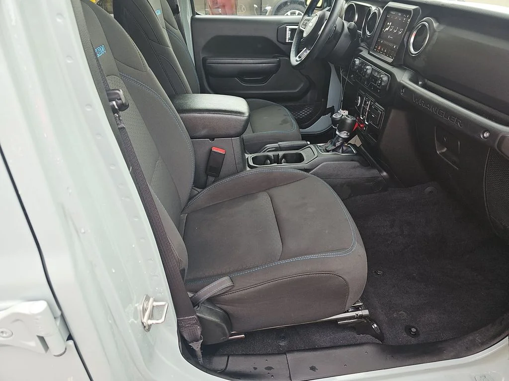 Used 2023  Jeep Rubicon 4xe image 5