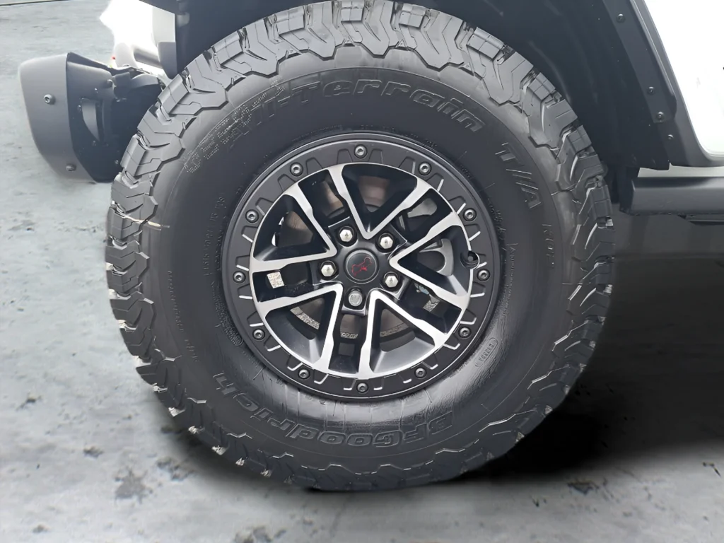 New 2026 Bright White Clear-Coat Exterior Paint Jeep Rubicon X image 9