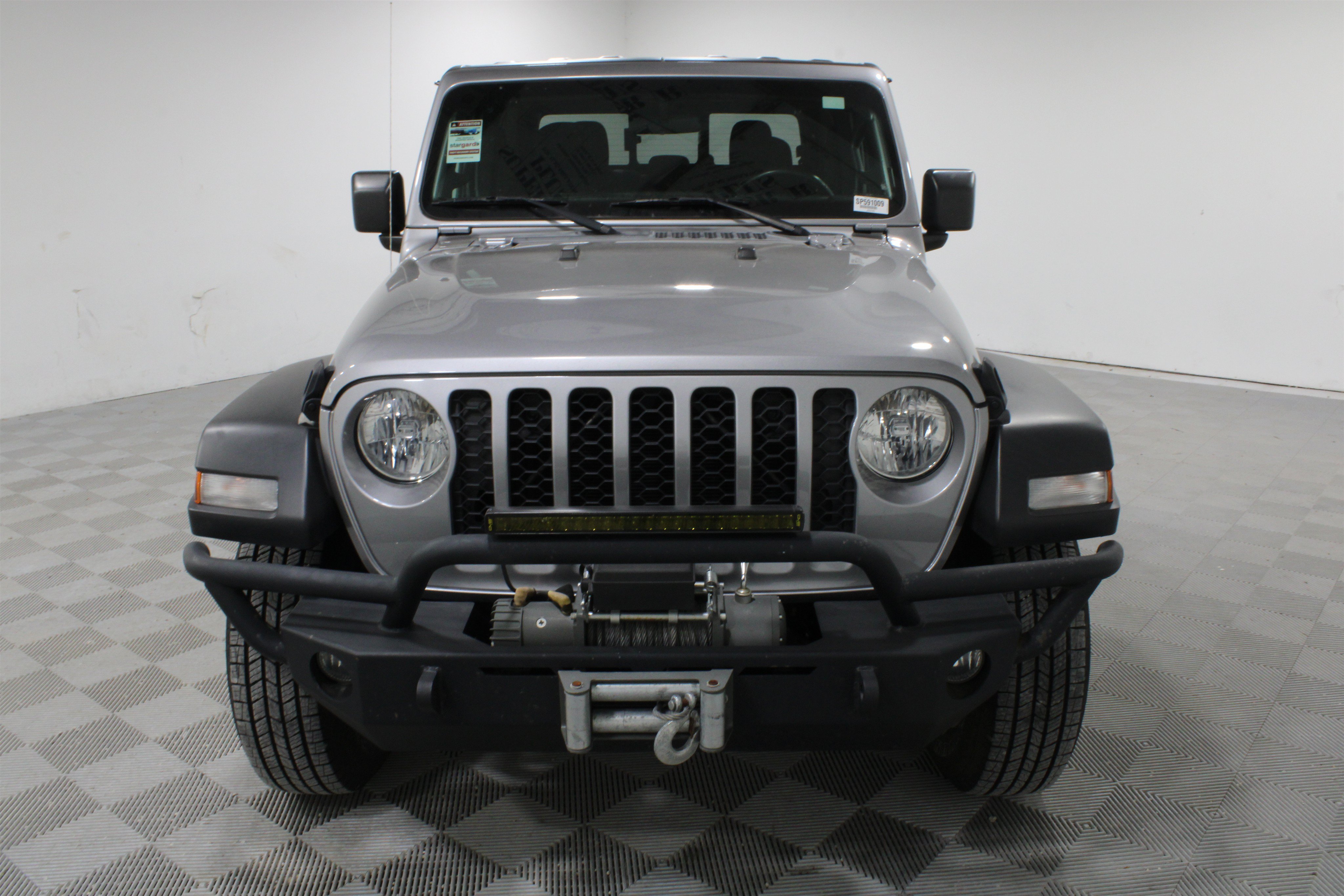 Used 2020 Billet Silver Metallic Clearcoat Jeep Sport S image 31