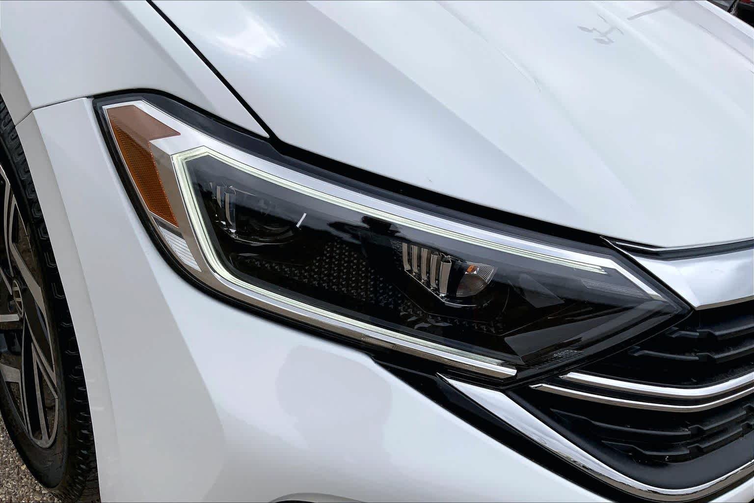 Used 2024 OPAL WHITE PEARL EFFECT Volkswagen SEL image 28
