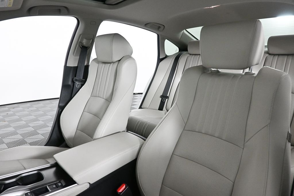 Used 2018  Honda Touring image 5