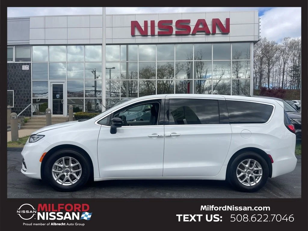 Used 2024 White Chrysler Touring L image 2