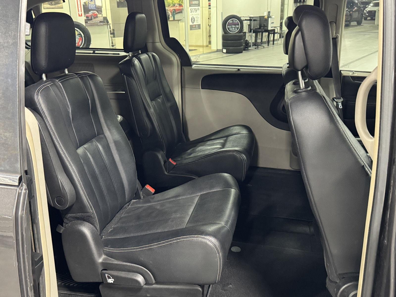 2016 Chrysler Town & Country Touring - Photo 4