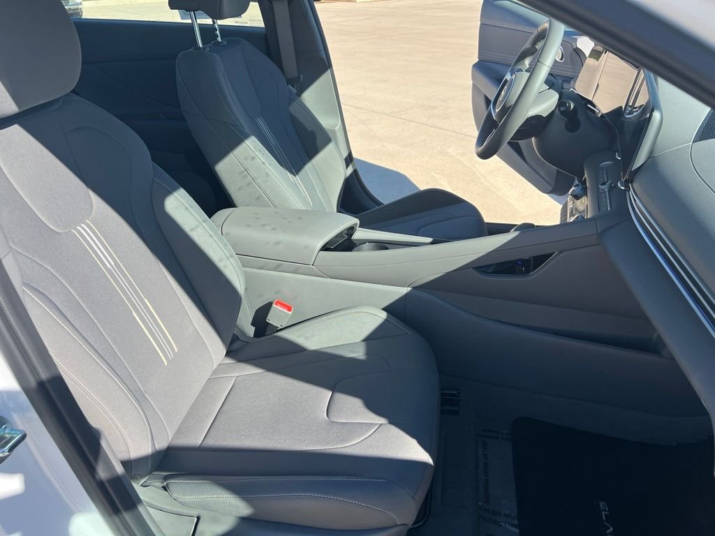 2025 Hyundai Elantra Blue - Photo 27