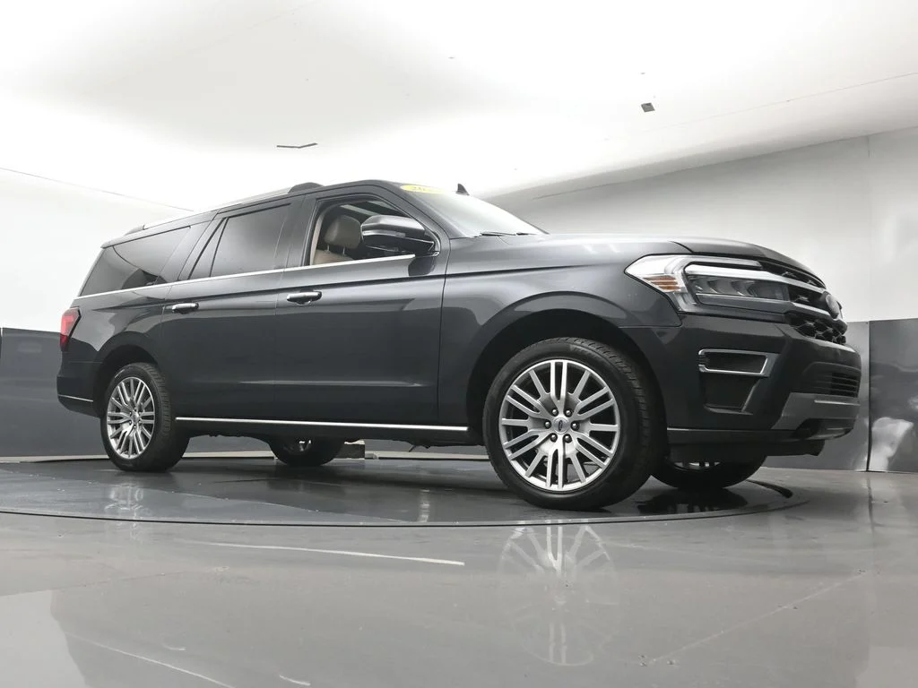 Used 2022  Ford Limited image 26