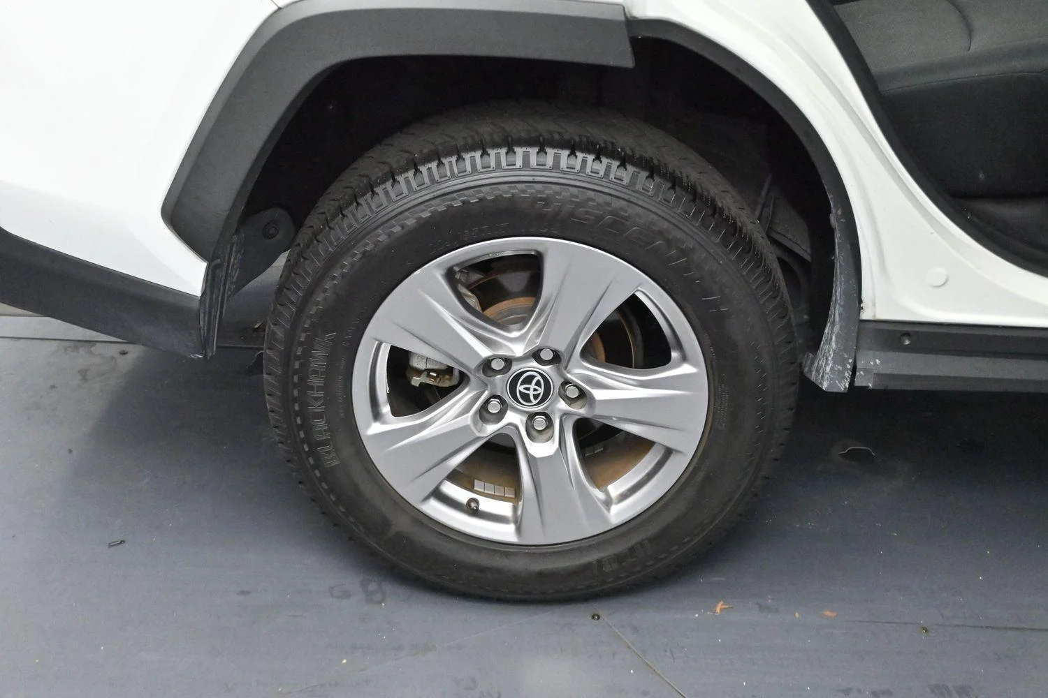 Used 2022 White Toyota XLE image 34