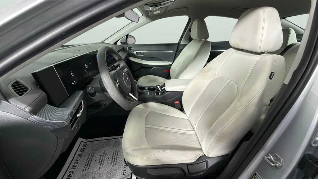 Used 2025 Silver Hyundai SE image 17