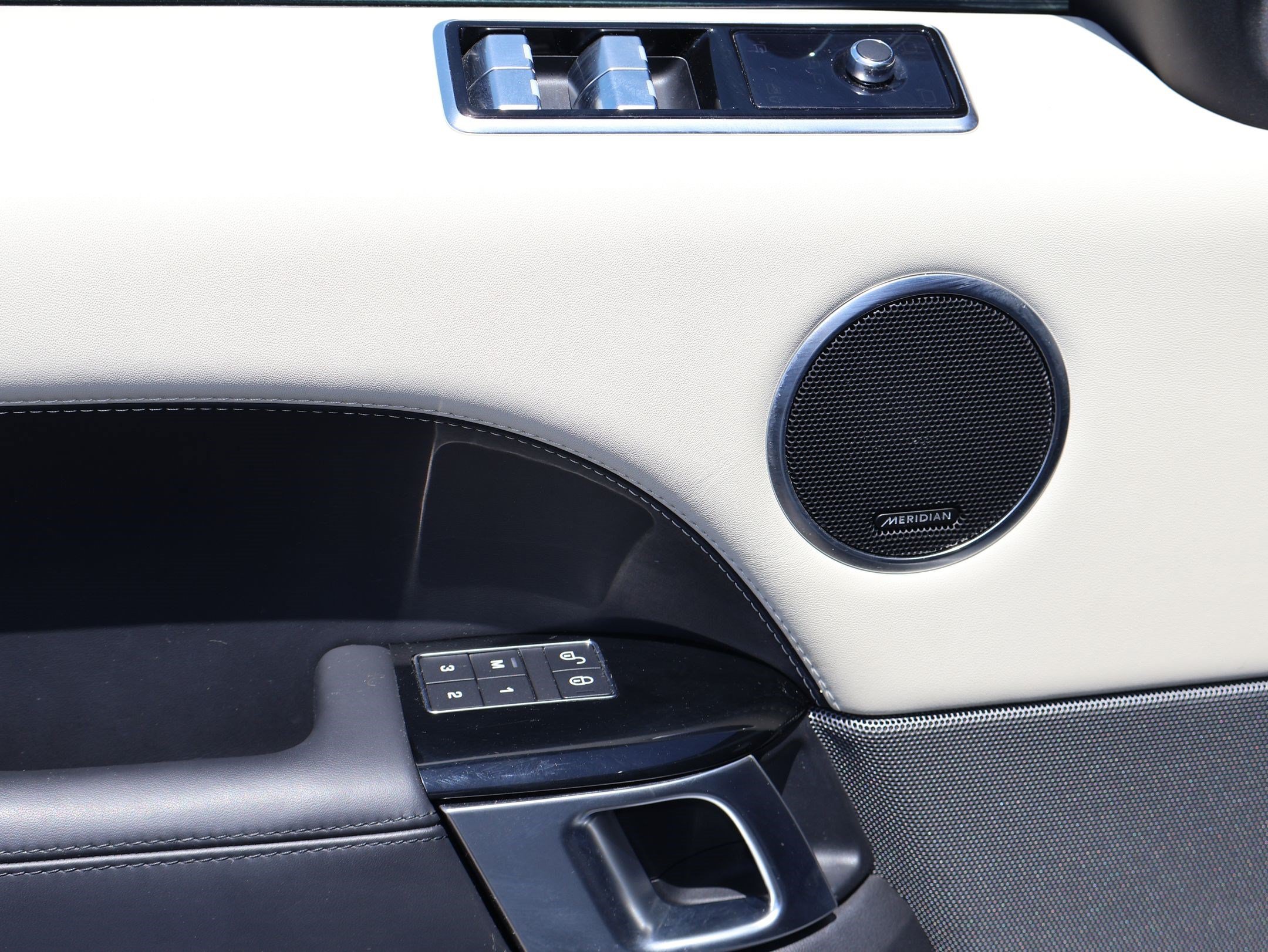 Used 2020 White Land Rover HSE Dynamic image 10