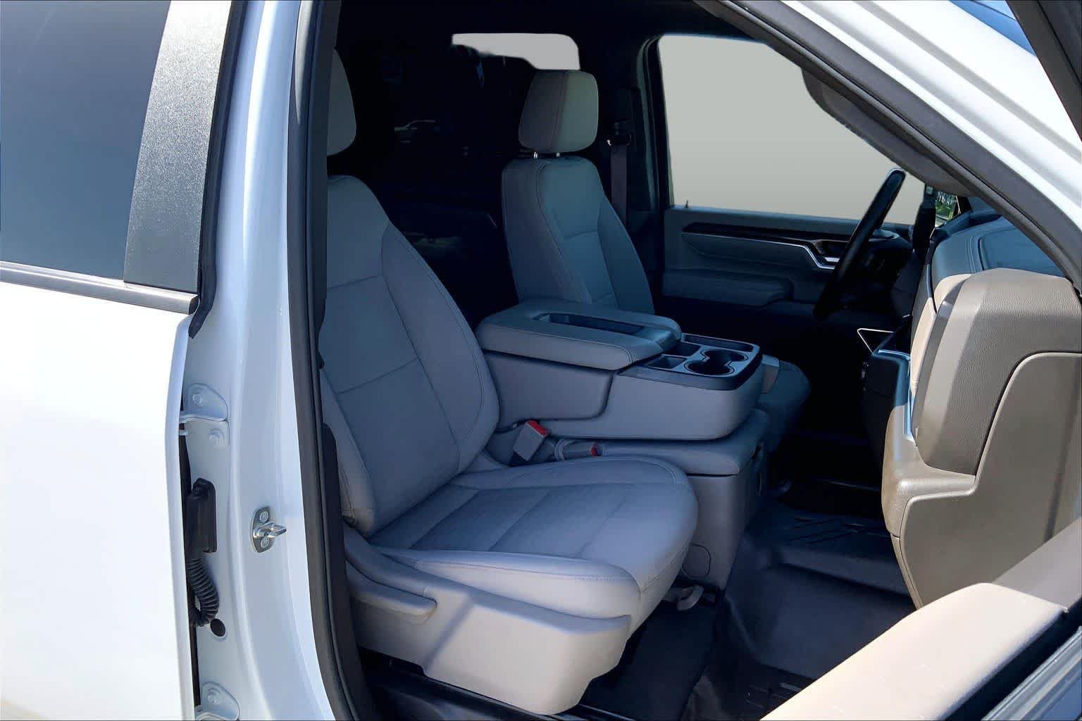 Used 2024 Summit White Chevrolet LT image 9
