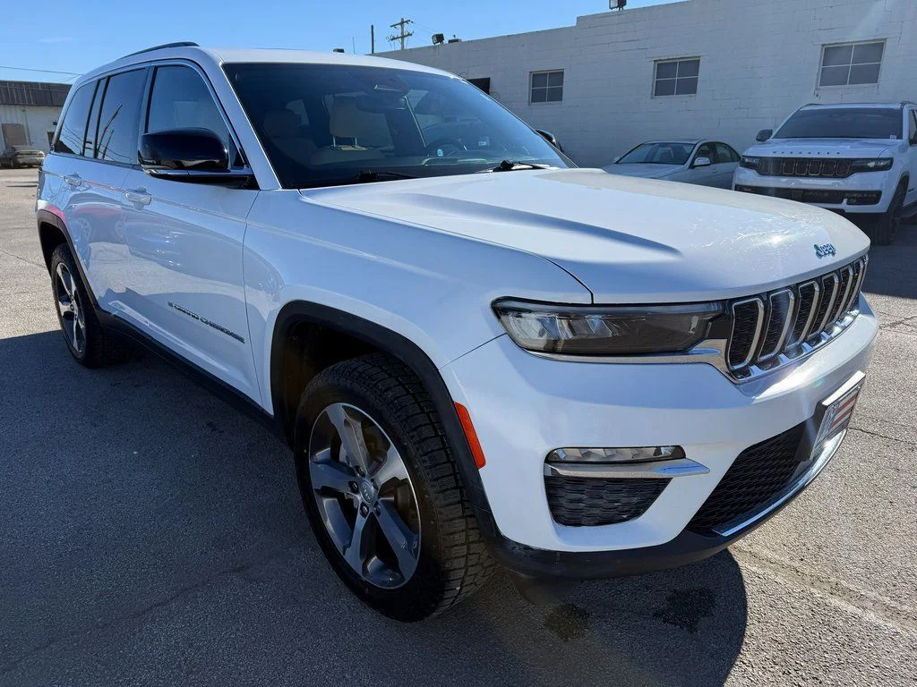 Used 2022 White Jeep 4xe image 9