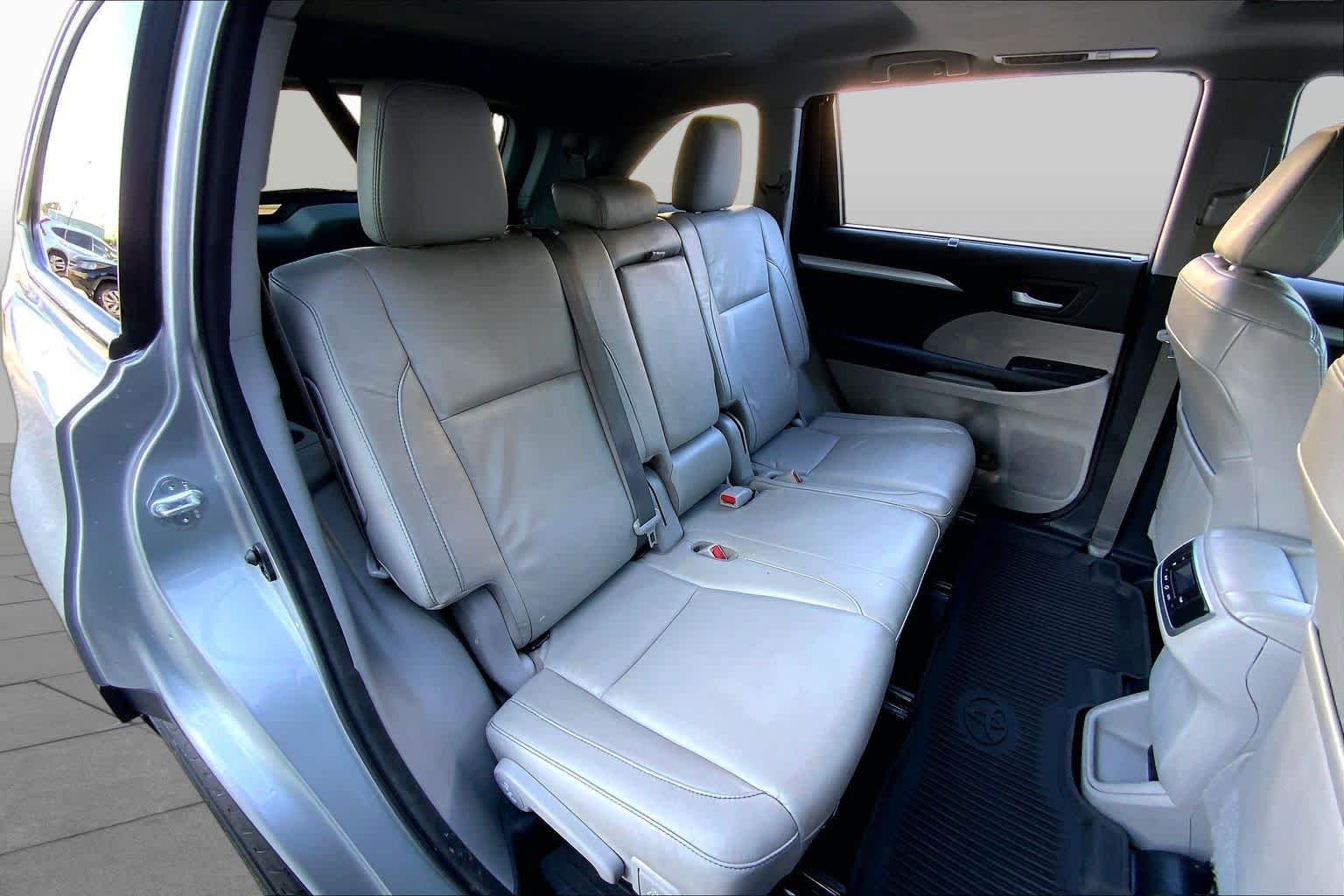 Used 2018 Celestial Silver Metallic Toyota XLE image 20