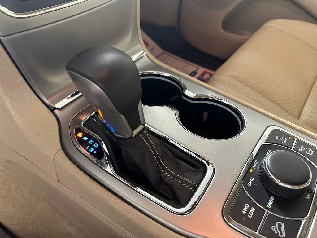 Used 2018 Diamond Black Crystal Pearlcoat Jeep Overland image 21