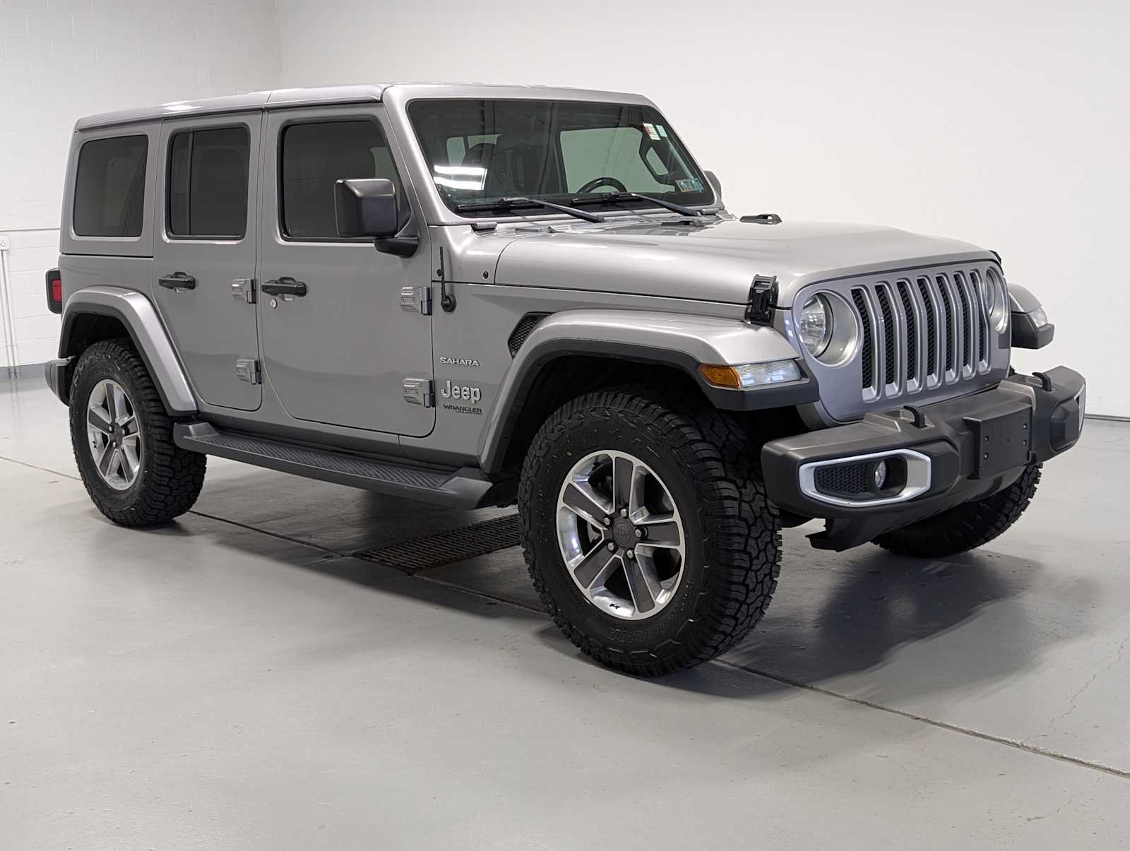 Used 2020 Billet Silver Metallic Clearcoat Jeep Sahara image 6
