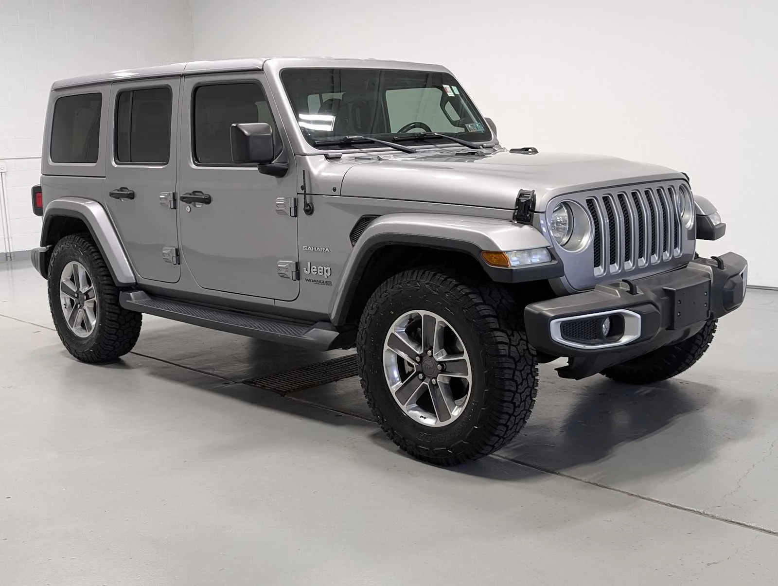 Used 2020 Billet Silver Metallic Clearcoat Jeep Sahara image 6