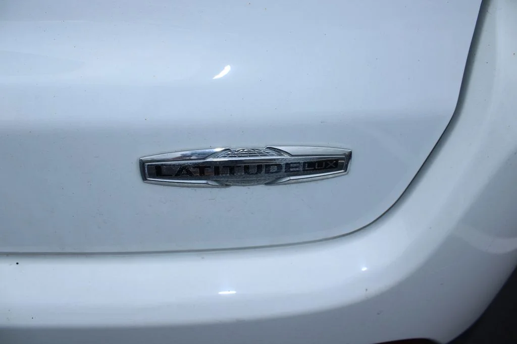 Used 2022 White Jeep Latitude Lux image 5