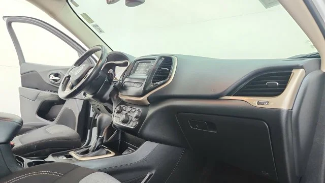 Used 2014 White Jeep Latitude image 20