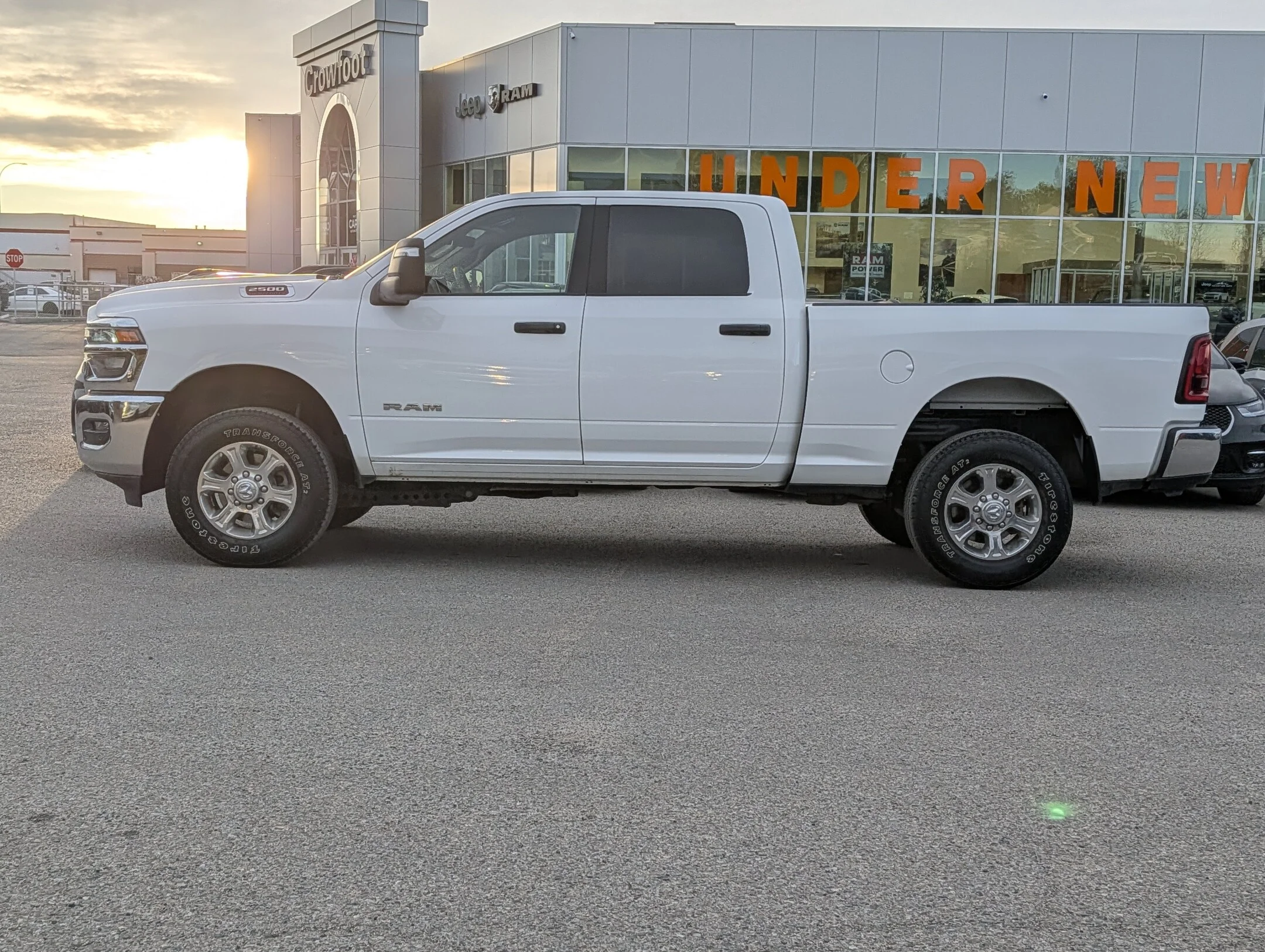 Used 2025 White RAM Big Horn - Level I - 6.4L HEMI - Apple CarPla - Big Horn 4x4 Crew Cab 64 Box image 5