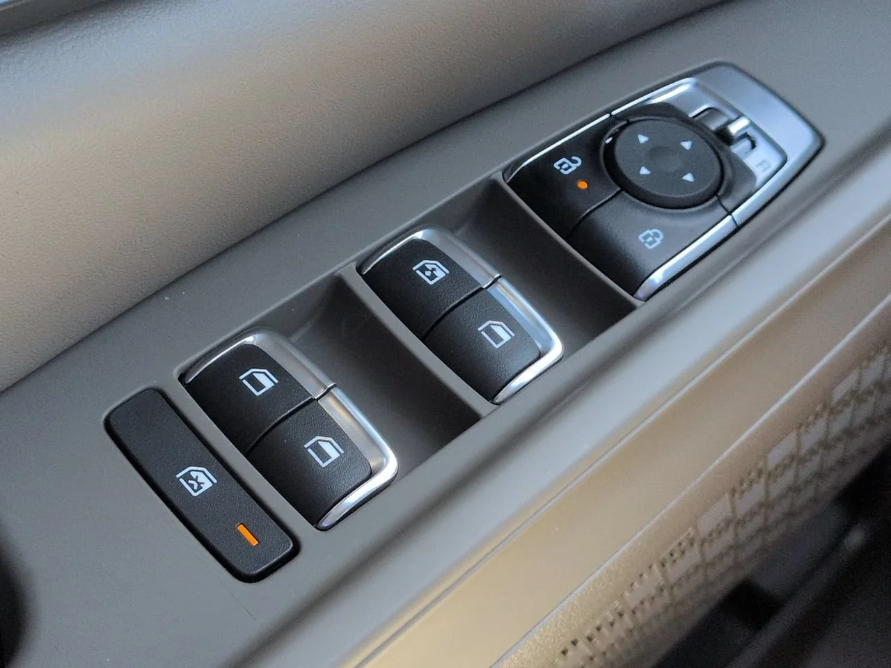 New 2027 Ceramic Silver Kia LXS image 28