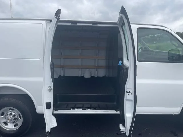 Used 2025 Summit White Chevrolet WT image 25