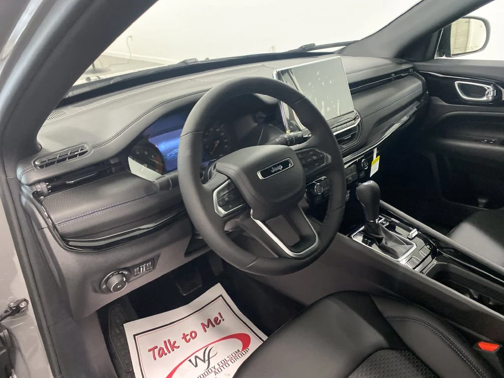 New 2027 Gray Jeep Latitude image 13