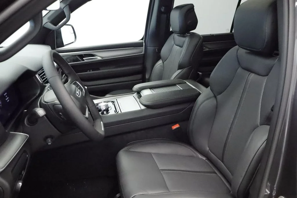 New 2026 Baltic-Gray Metallic Clear-Coat Exterior Paint Jeep Limited Reserve image 13