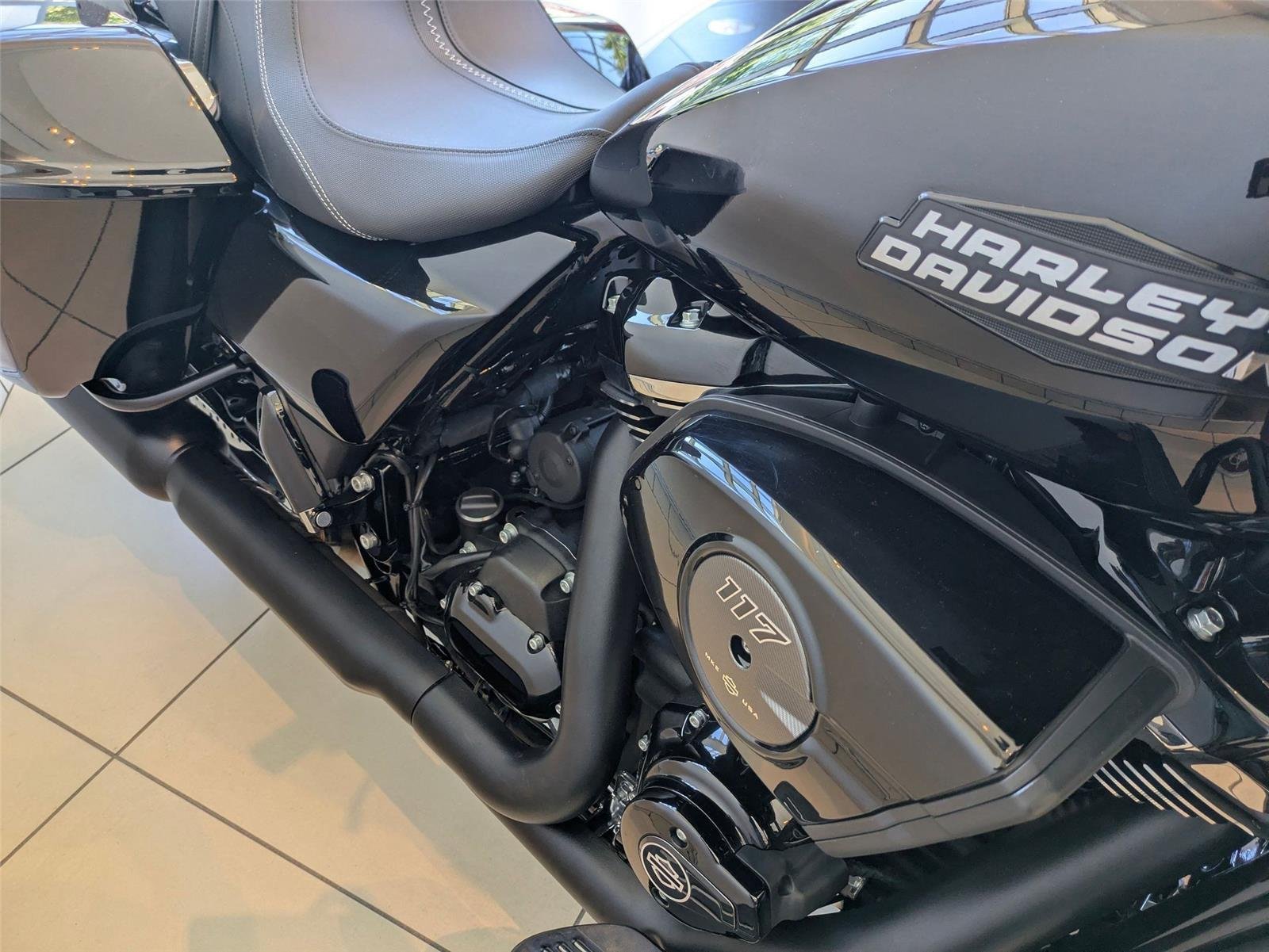 Used 2025 BLACK HARLEY DAVIDSON ROAD GLIDE image 13