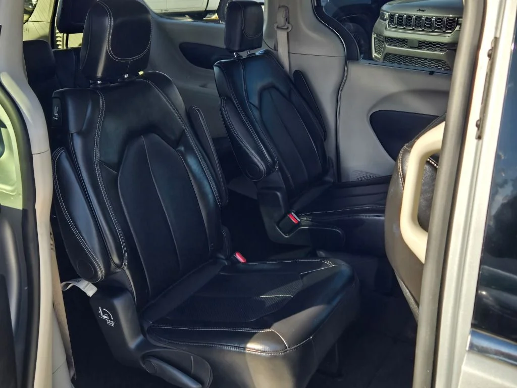 Used 2024 Silver Chrysler Touring L image 7