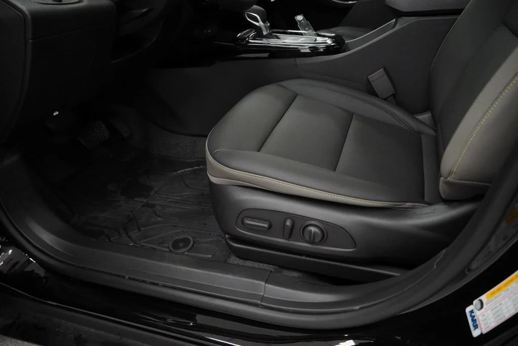 New 2026 Mosaic Black Metallic Chevrolet ACTIV image 22