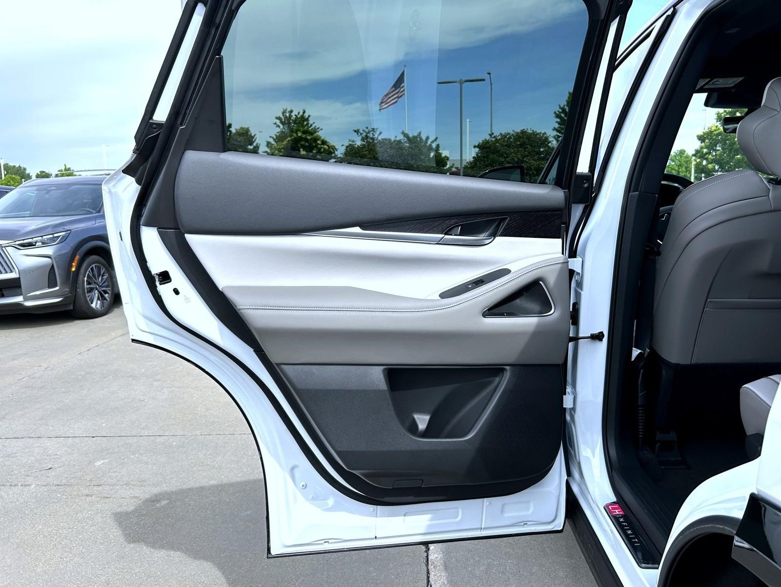 New 2027 2T RAD WHT INFINITI Autograph AWD image 20