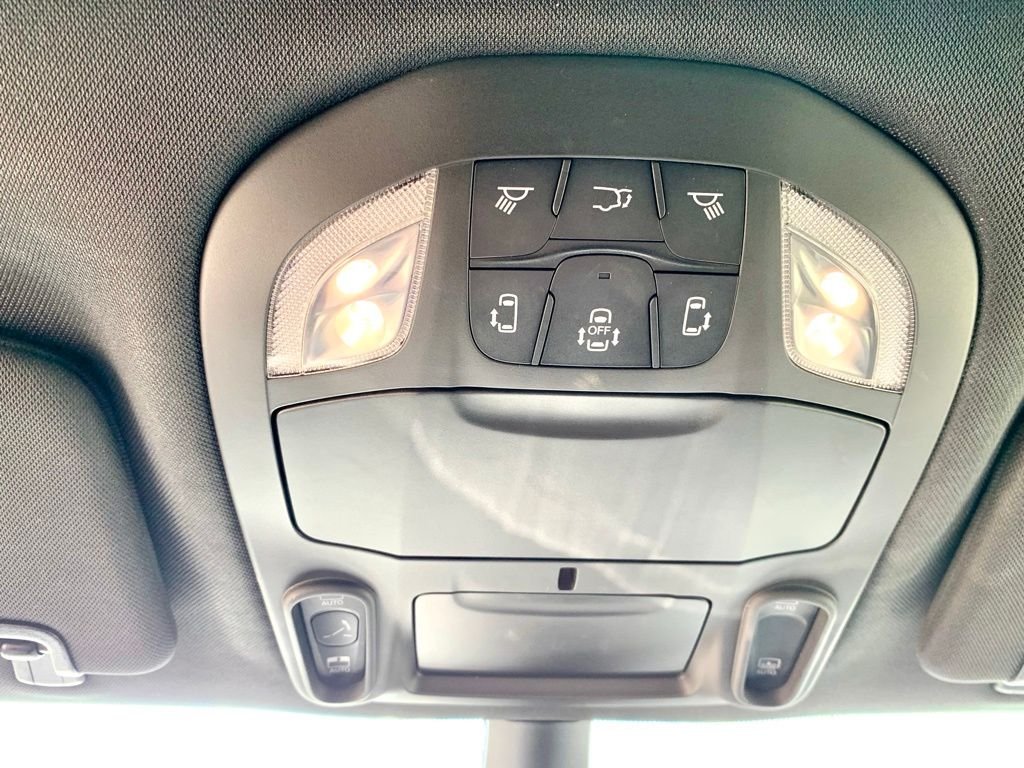 Used 2025 White Chrysler Limited image 42