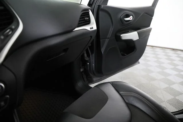 Used 2018 Gray Jeep Latitude Plus image 16