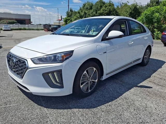 Used 2020 White Hyundai SE image 2