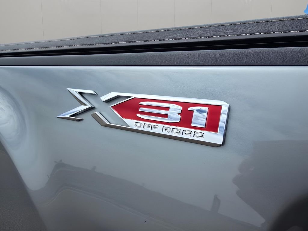 Used 2025 Sterling Metallic GMC SLE image 29