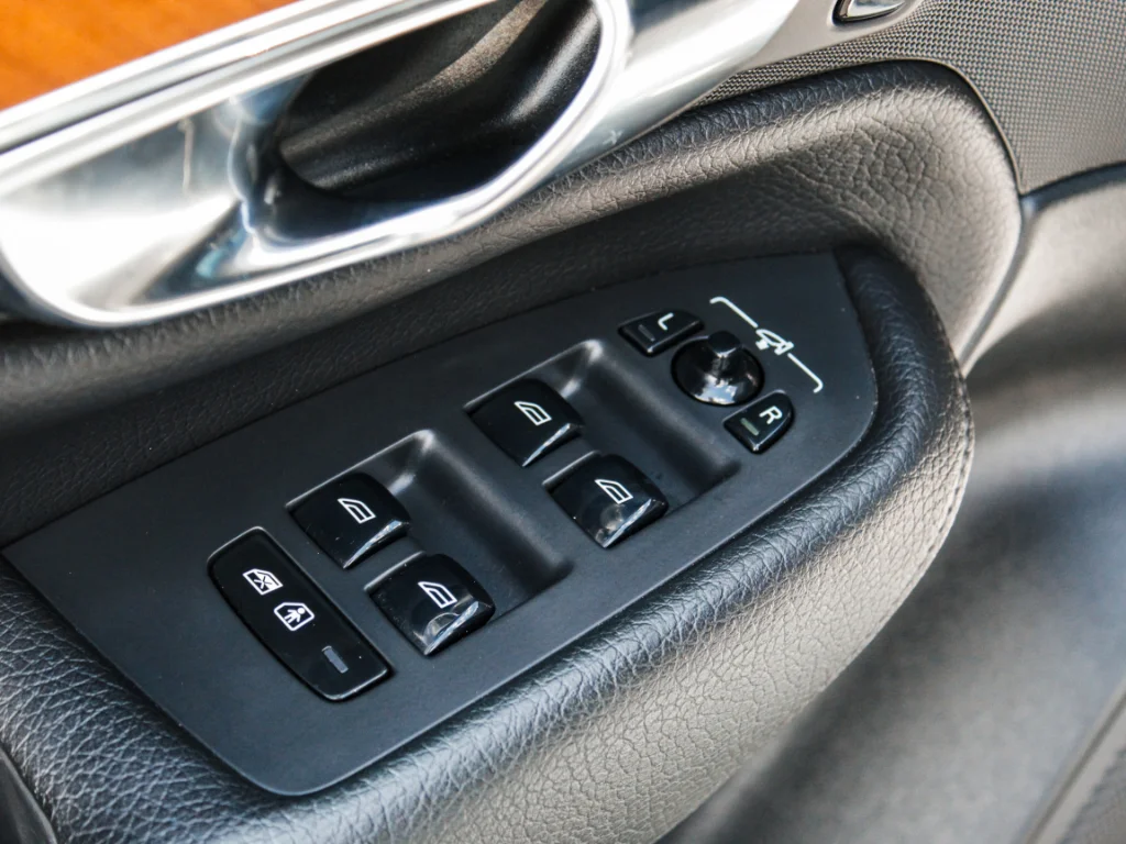 Used 2022 Thunder Grey Metallic Volvo Momentum image 9