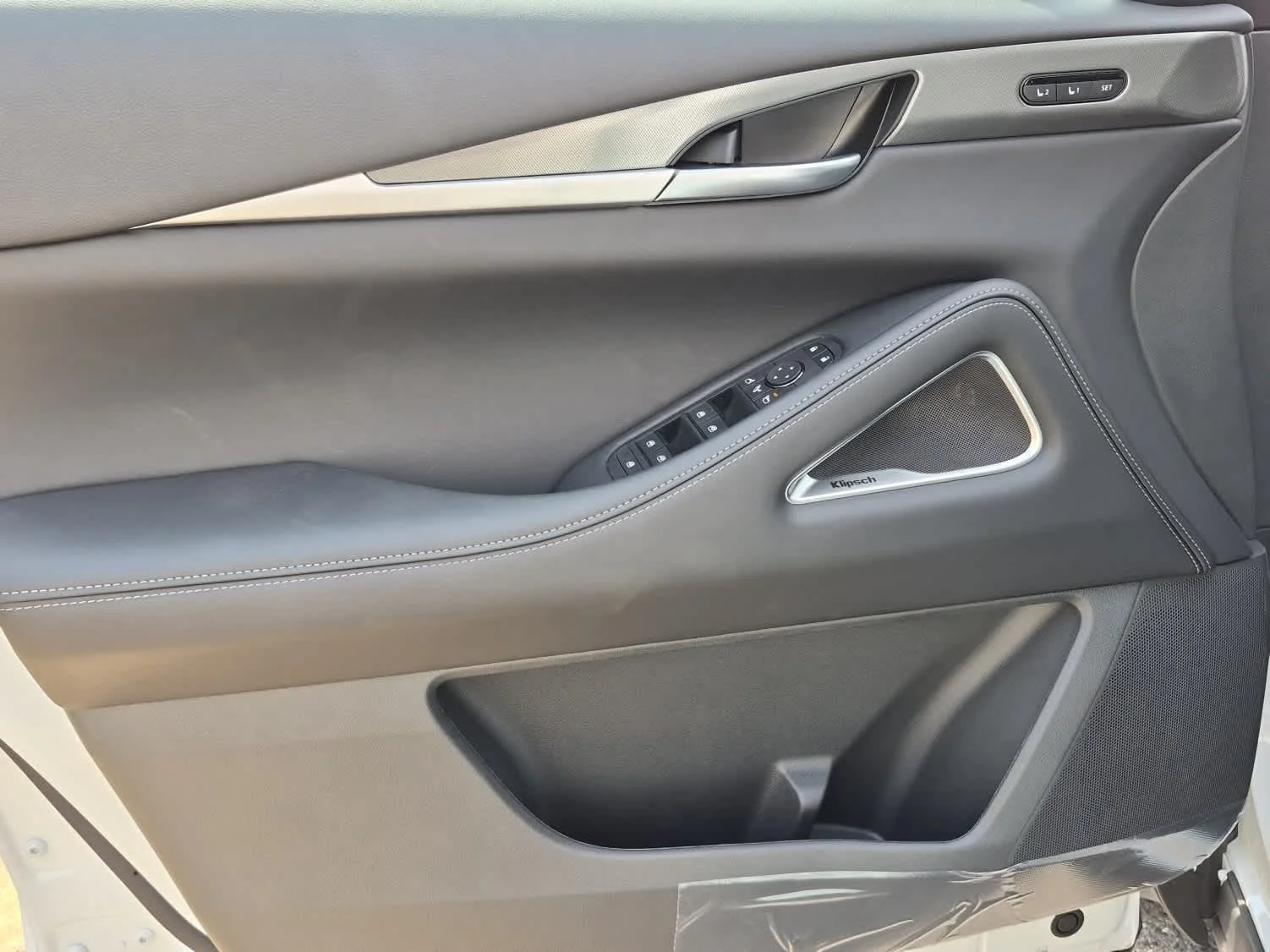 New 2027 MINERAL BLACK INFINITI Luxe AWD image 9
