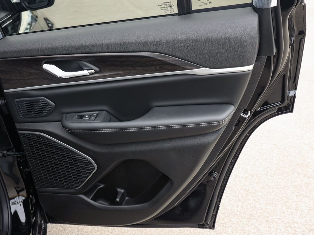 New 2026 Diamond Black Crystal Pearl-Coat Exterior Paint Jeep Limited image 18