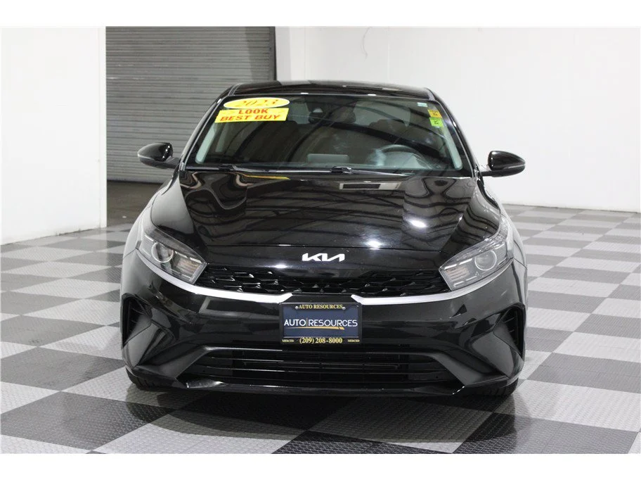 2023 Kia Forte LXS - Photo 2