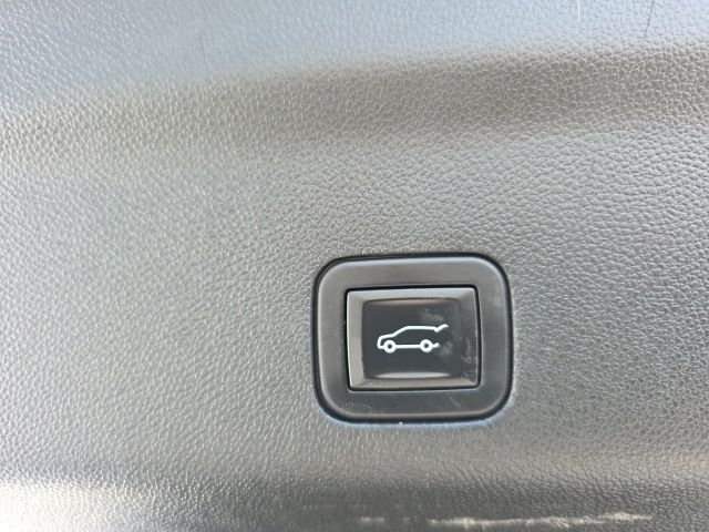 Used 2025 Gray Chevrolet Z71 image 33