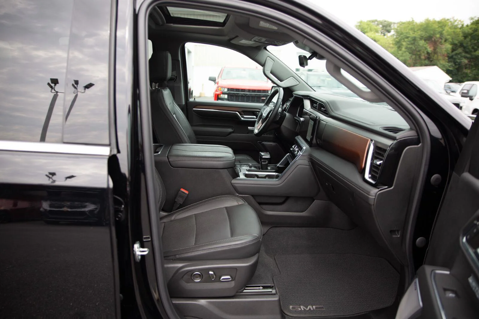 Used 2024 Onyx Black GMC Denali image 28