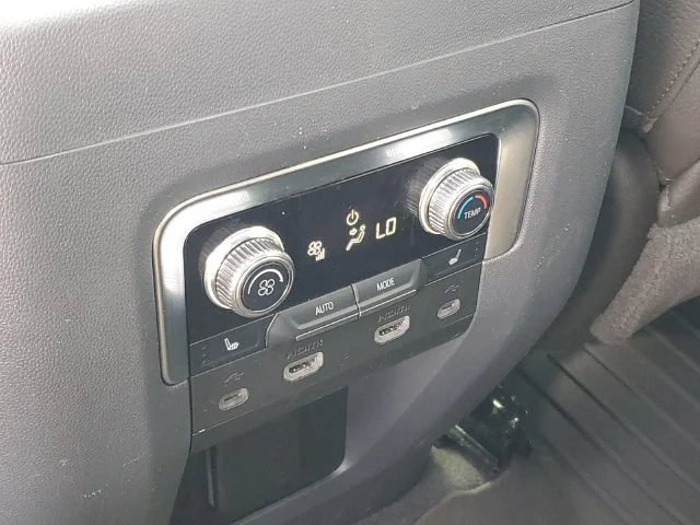 Used 2021 WHITE FROST TRICOAT GMC Denali image 31