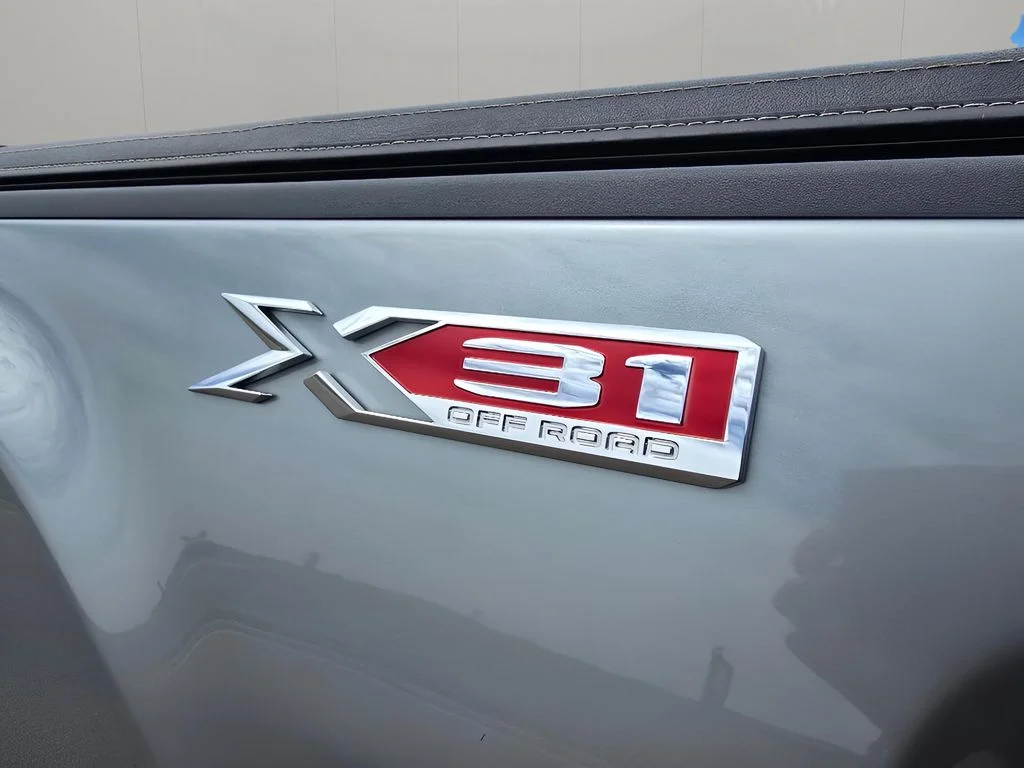 Used 2025 Sterling Metallic GMC SLE image 29