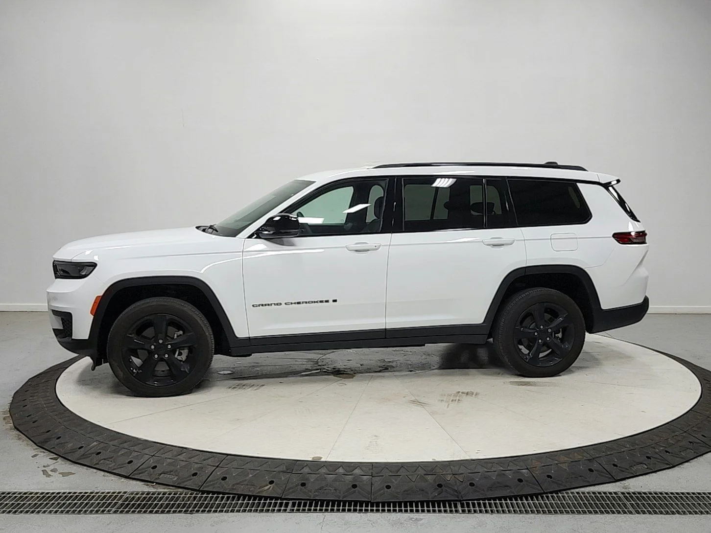 Used 2024 White Jeep Altitude image 4